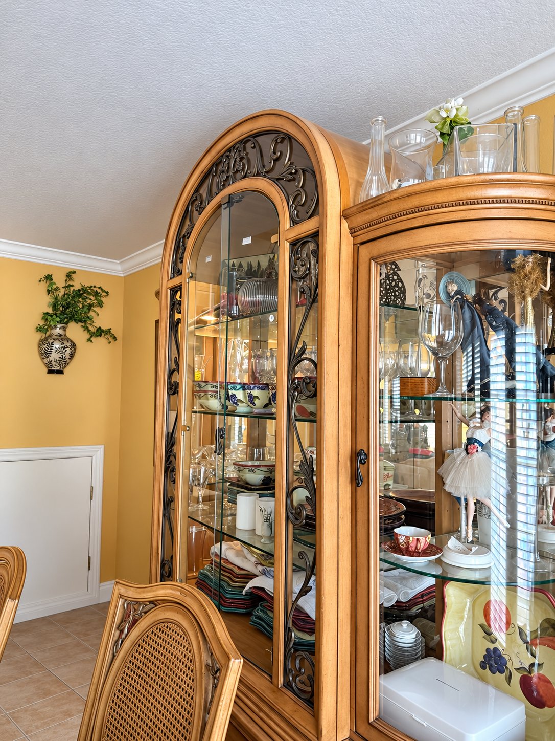 Glass display cabinet