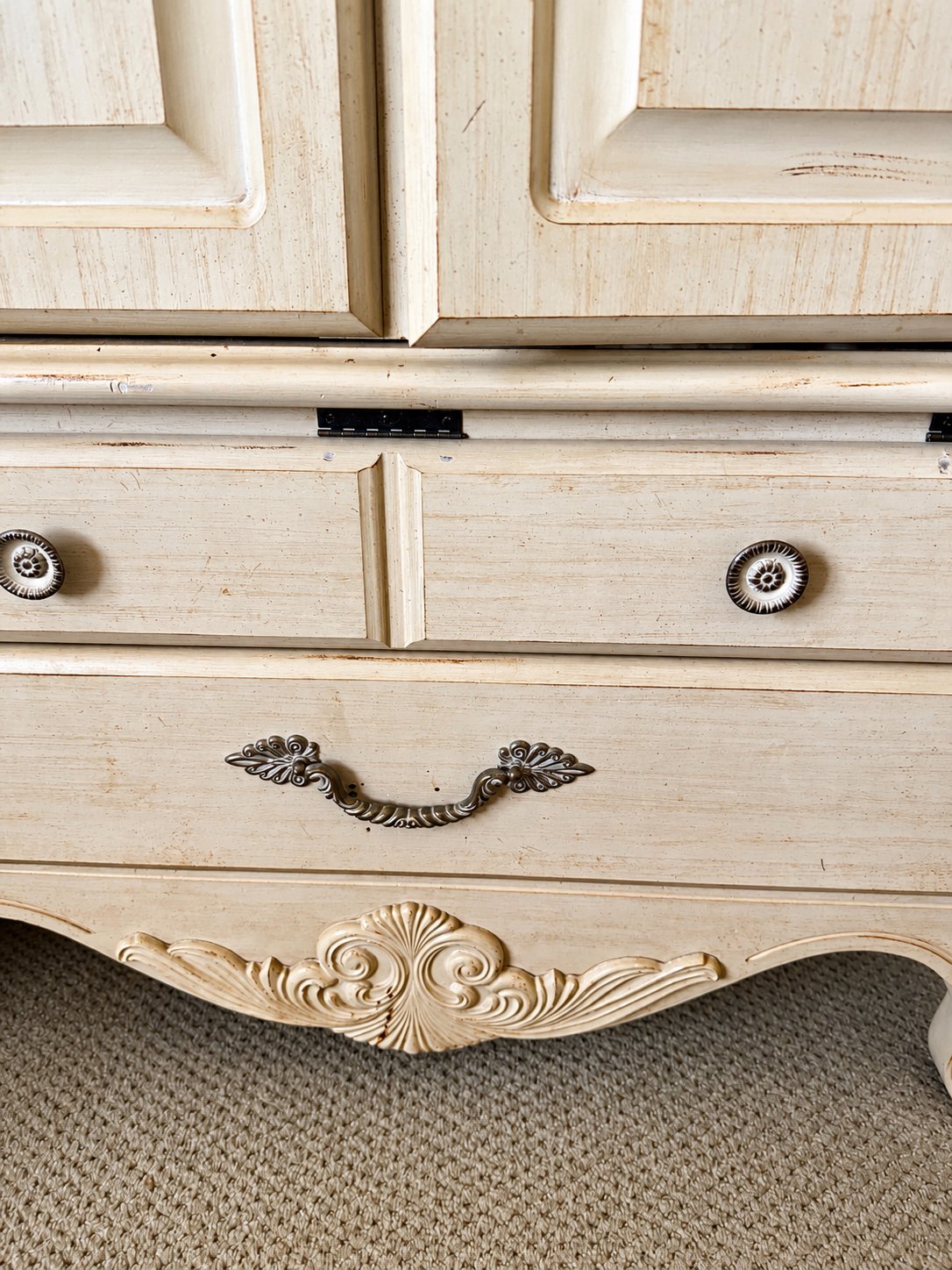Armoire drawers detail